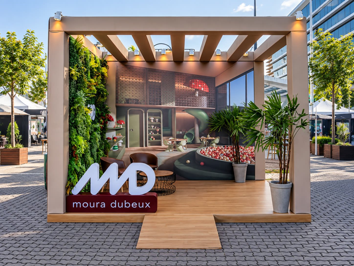 Cenografia da Moura Dubeux com pergolado de madeira, jardim vertical e sala decorada