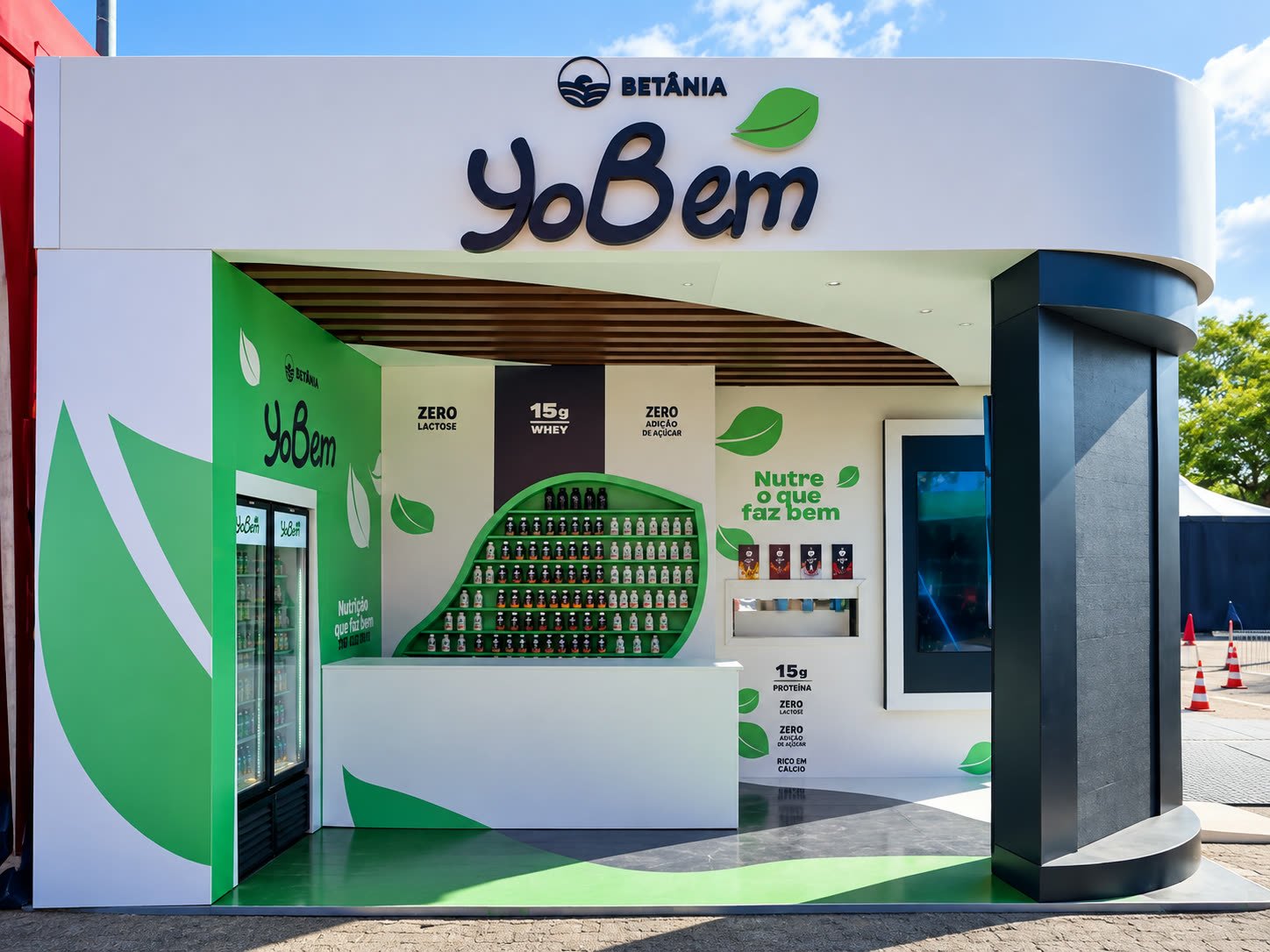 Cenografia YoBem da Betânia em branco e verde com folhas gráficas e geladeira de produtos
