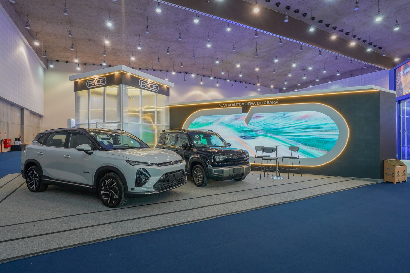 Stand da PACE com dois veículos e painel de LED em formato oval