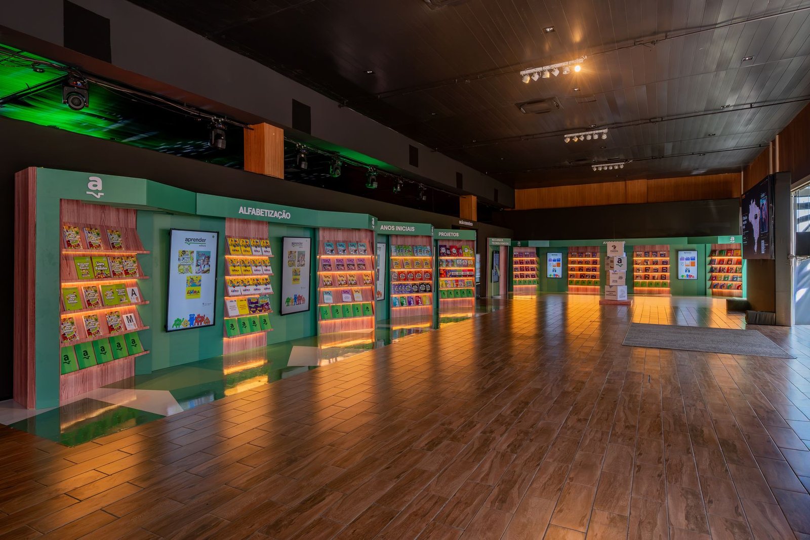 Corredor expositivo com estantes iluminadas e piso de madeira