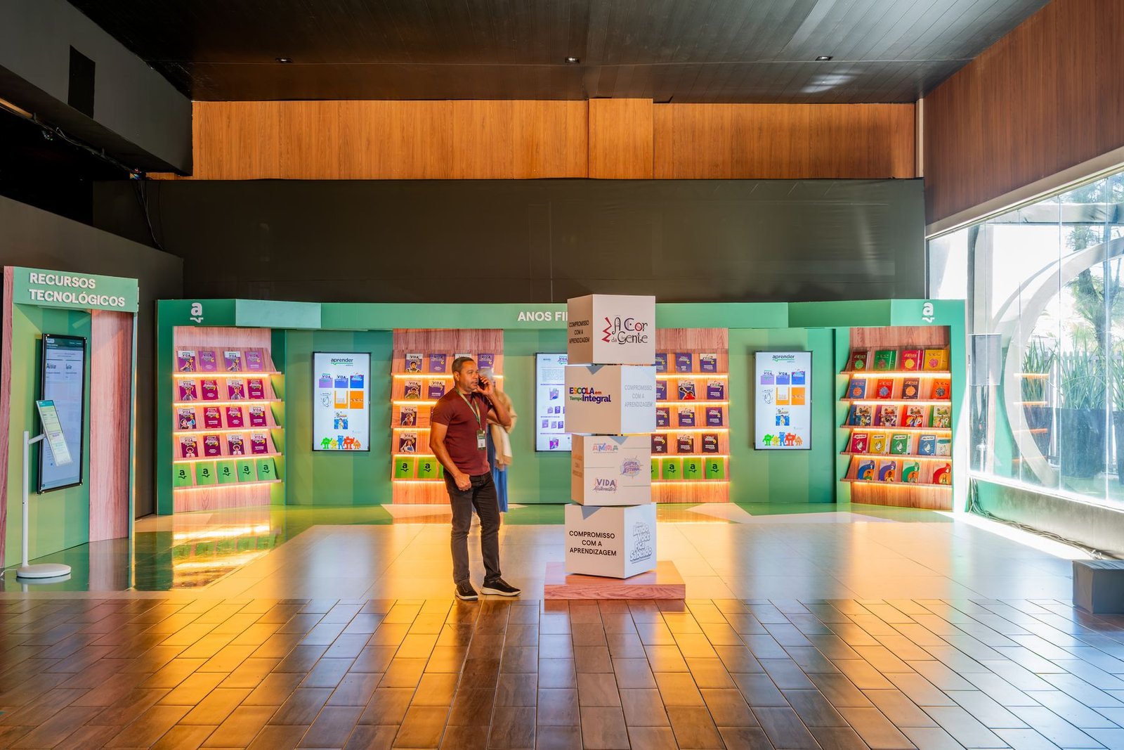 Totem de caixas cenográficas no centro do salão expositivo