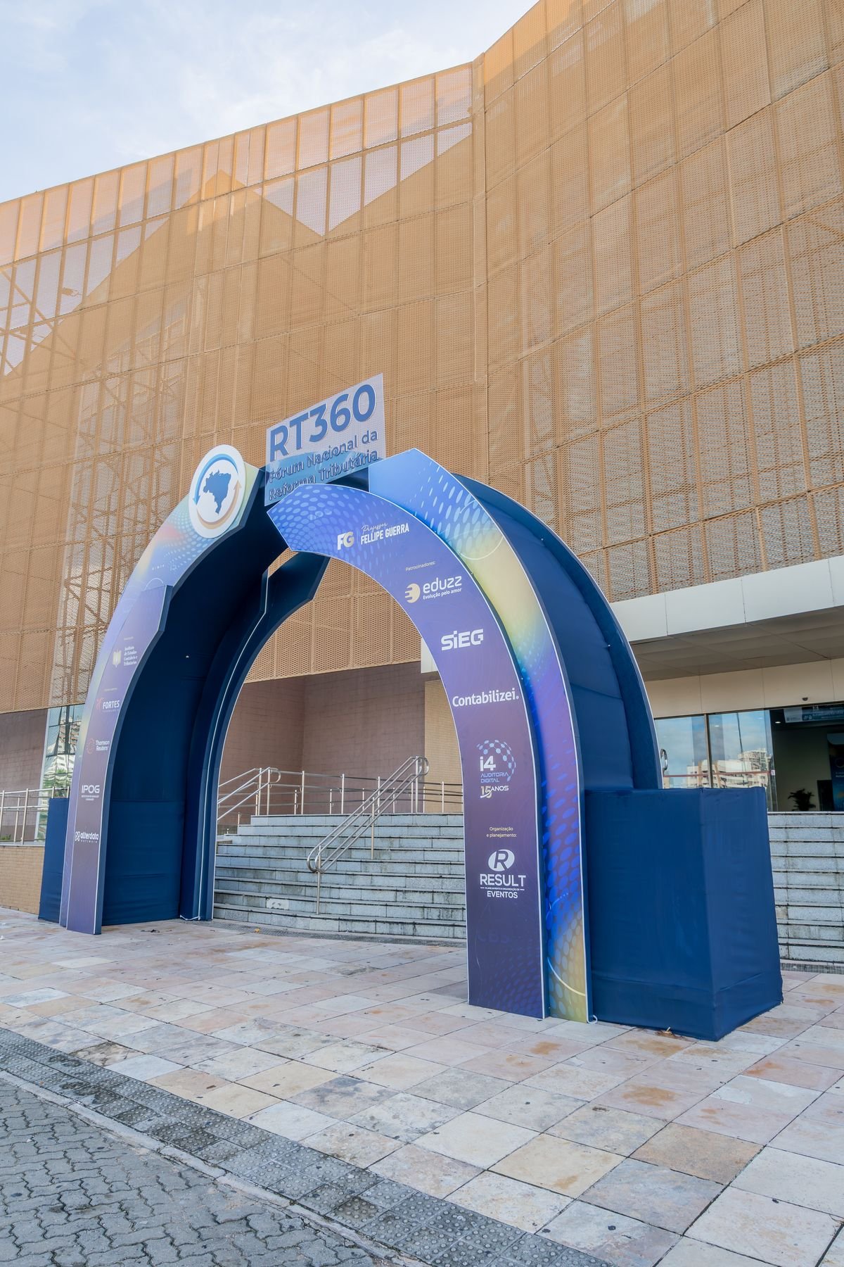 Pórtico cenográfico do RT360 na escadaria de entrada