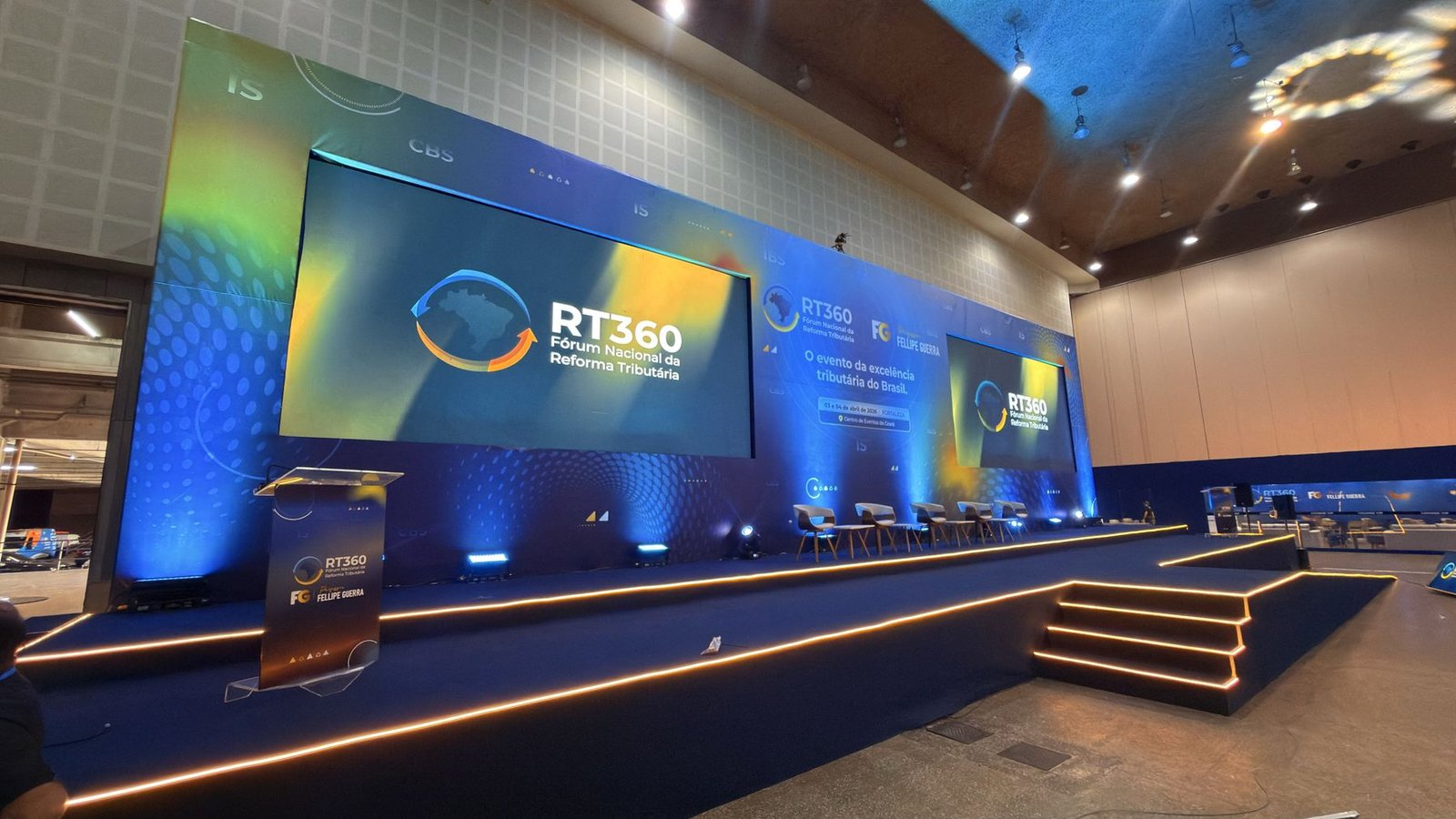 Palco montado pela Luminart com painel de LED e degraus iluminados em dourado
