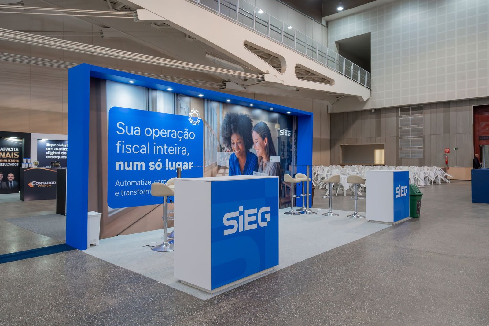 Stand da SIEG em azul e branco no pavilhão