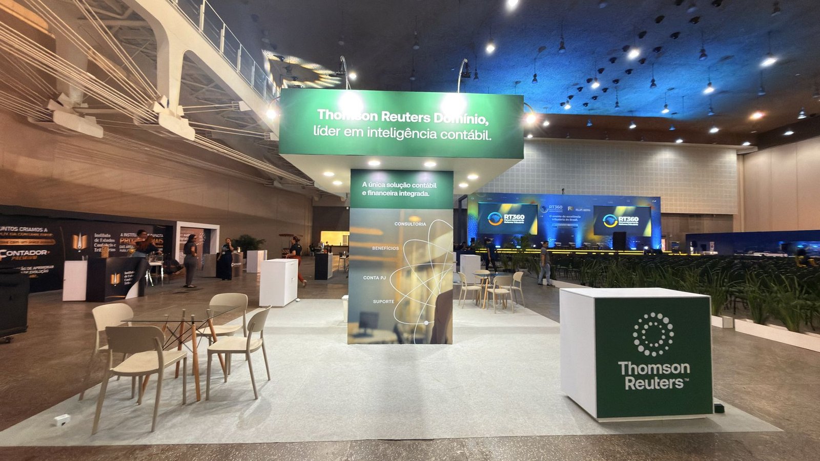 Stand da Thomson Reuters com testeira suspensa iluminada