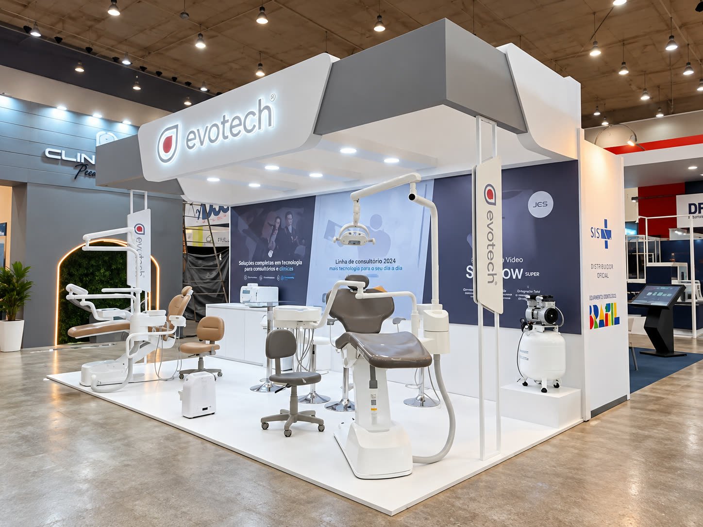Stand da Evotech com cadeiras odontológicas em exposição e painéis brancos