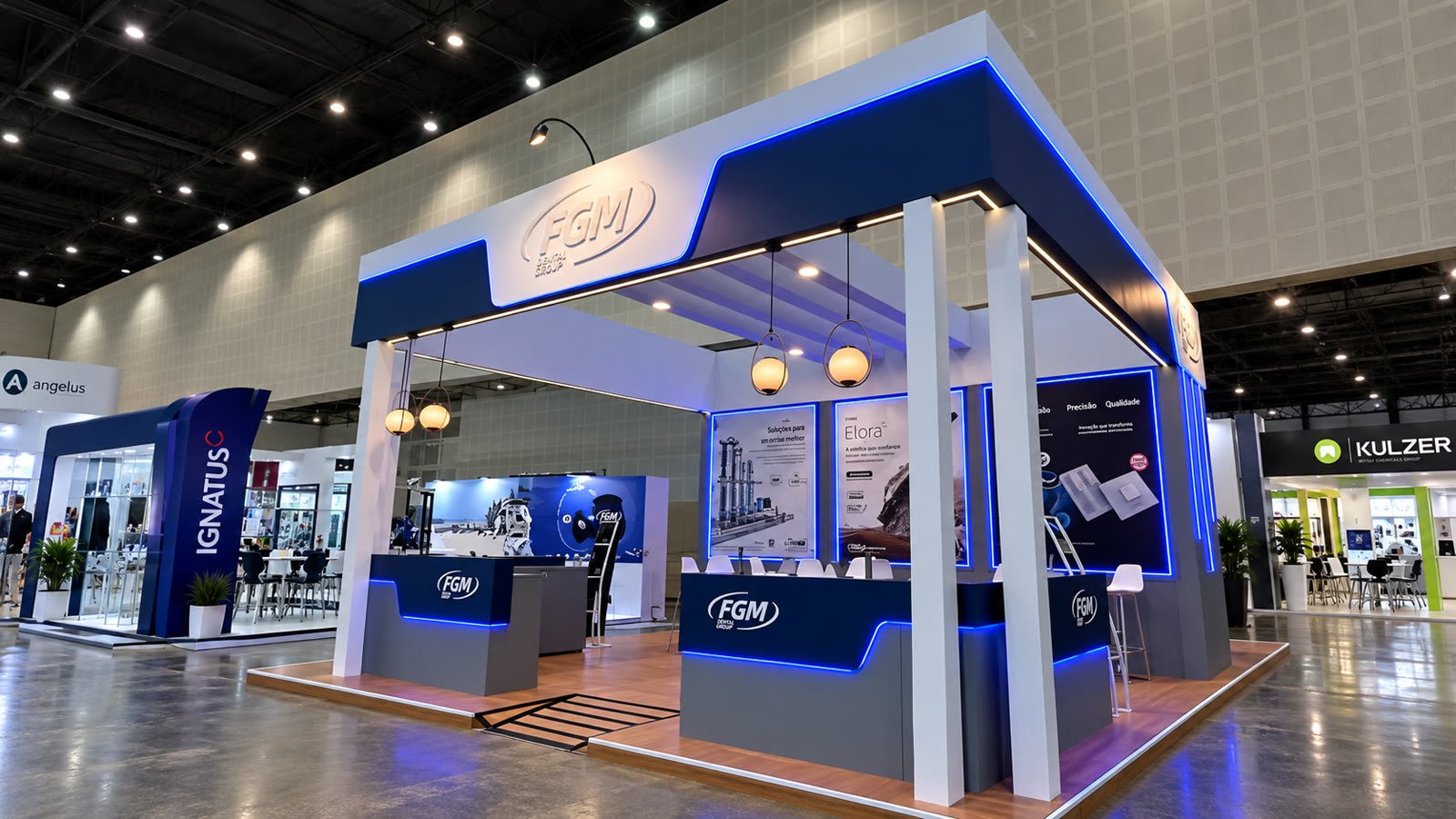 Stand da FGM em azul e branco com testeira iluminada e balcões de atendimento
