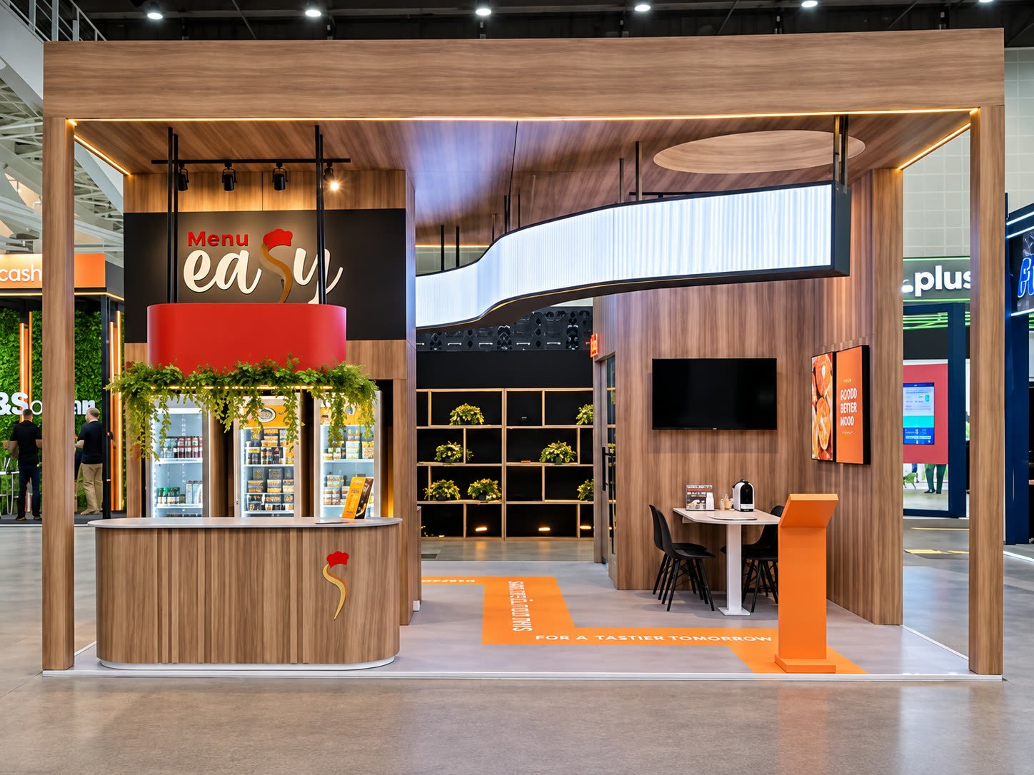 Stand da Menu Easy em madeira, com balcão, geladeiras de produtos e área de reunião