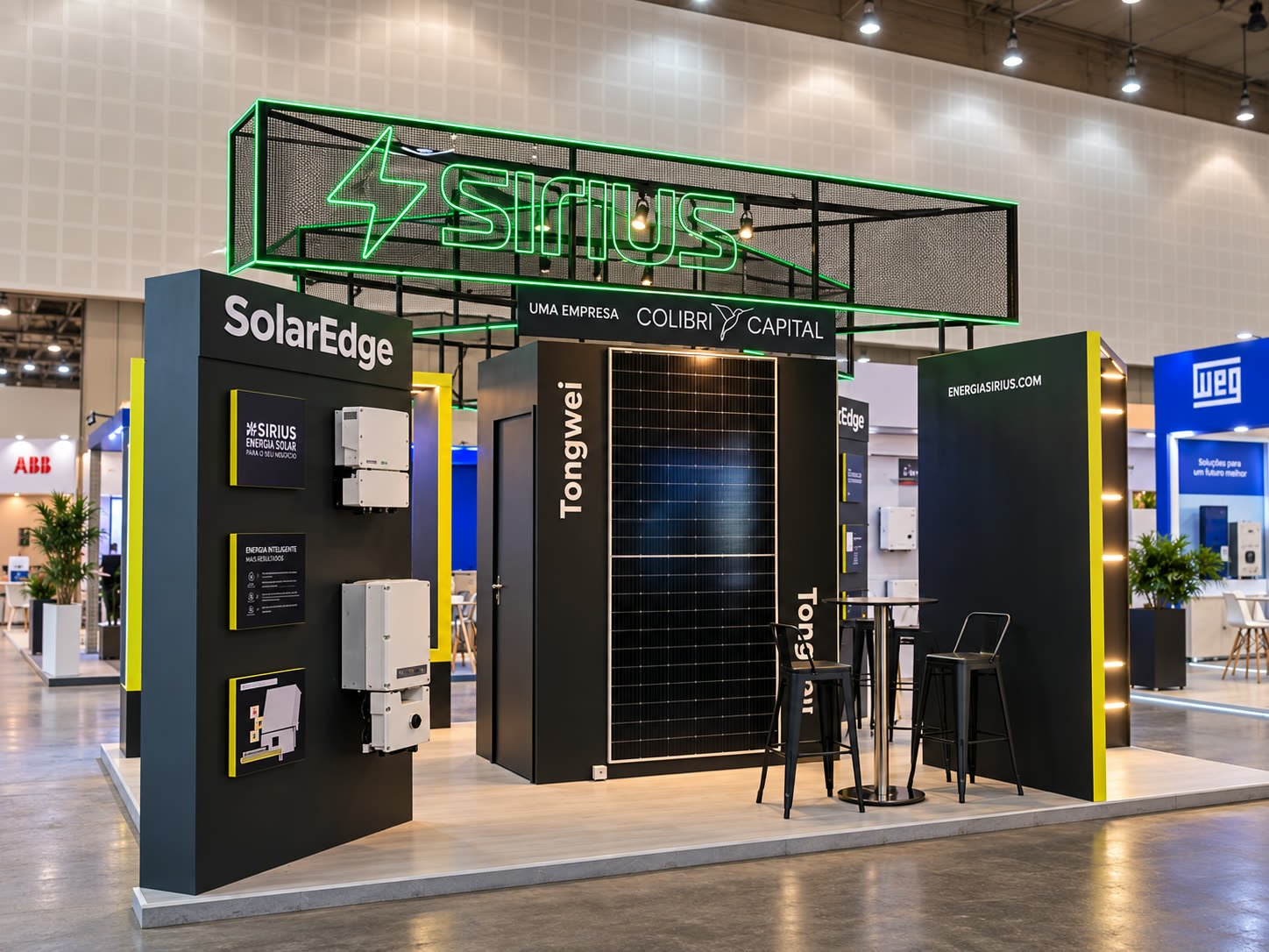 Stand da Sirius em preto com letreiro neon verde e painéis solares em exposição